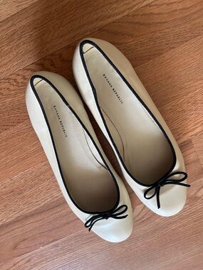 Banana Republic Cream Ballet Flats with Black Trim and Bow